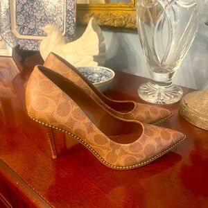 Women’s Coach / Waverly beadchain pumps- size 8 tan with logo